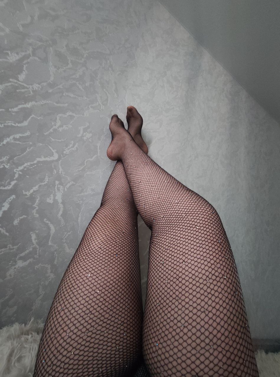 Чулки со стразами и открытым доступом к интимной зоне от Mistress